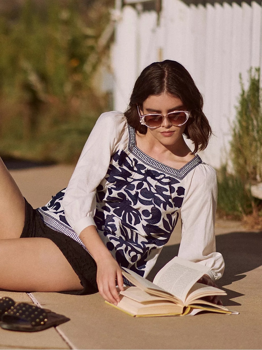 MAEVE Anthropologie Liyah Embroidered Boho Peasant Top Blouse Navy Blue White 6